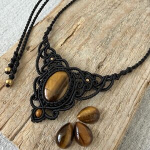 Elaria שרשרת מקרמה עם טייגר איי